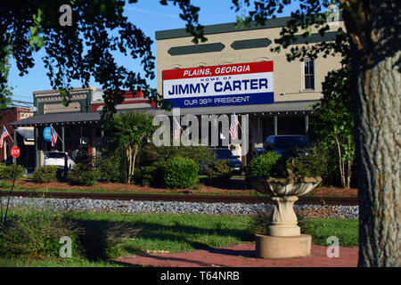 Aprile 27, 2019 - pianure, Georgia, Stati Uniti - American flag sono visto volare nel centro cittadino di pianure, Georgia la sera prima ex U.S. Il presidente Jimmy Carter insegnerà Domenica scuola presso il vicino Maranatha chiesa battista nella sua città natale di pianura, Georgia il 28 aprile 2019. Carter, 94, ha insegnato a scuola di domenica presso la chiesa su una base regolare dal lasciare la Casa Bianca in 1981, disegno di centinaia di visitatori che arrivano ore prima della 10:00 Lezione al fine di ottenere una sede e di avere una fotografia scattata con l ex presidente e ex prima Signora Rosalynn Carter. Foto Stock