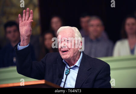 Le pianure, Georgia, Stati Uniti d'America. 28 apr 2019. Ex U.S. Il presidente Jimmy Carter dopo l'insegnamento della scuola domenicale a Maranatha chiesa battista nella sua città natale di pianura, Georgia il 28 aprile 2019. Carter, 94, ha insegnato a scuola di domenica presso la chiesa su una base regolare dal lasciare la Casa Bianca in 1981, disegno di centinaia di visitatori che arrivano ore prima della 10:00 Lezione al fine di ottenere una sede e di avere una fotografia scattata con l ex presidente e ex prima Signora Rosalynn Carter. Credito: Paul Hennessy/Alamy Live News Foto Stock