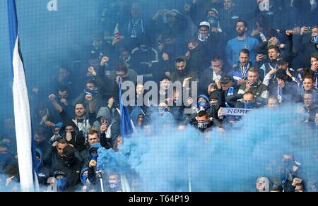 Dortmund, Deutschland. 27 apr, 2019. firo: 27.04.2019, calcio, 2018/2019, 1.Bundesliga: BVB, Borussia Dortmund - FC Schalke 04 Ultras, fumo Schalke blocco ventola | Utilizzo di credito in tutto il mondo: dpa/Alamy Live News Foto Stock