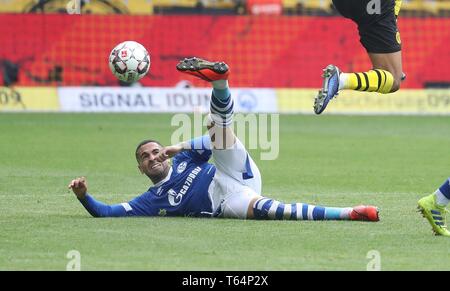 Dortmund, Deutschland. 27 apr, 2019. firo: 27.04.2019, calcio, 2018/2019, 1.Bundesliga: BVB, Borussia Dortmund - FC Schalke 04 Omar Mascarell, duelli, | Utilizzo di credito in tutto il mondo: dpa/Alamy Live News Foto Stock