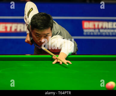 Crucible Theatre, Sheffield, Regno Unito. 29 apr, 2019. Betfred World Snooker Championship, secondo round; Ding Junhui (CHN) in azione durante il suo secondo round match contro Judd Trump (ITA) Credito: Azione Sport Plus/Alamy Live News Foto Stock