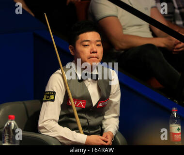 Crucible Theatre, Sheffield, Regno Unito. 29 apr, 2019. Betfred World Snooker Championship, secondo round; Ding Junhui (CHN) durante il suo secondo giro 9-13 sconfitta a Judd Trump (JT) Credito: Azione Sport Plus/Alamy Live News Foto Stock