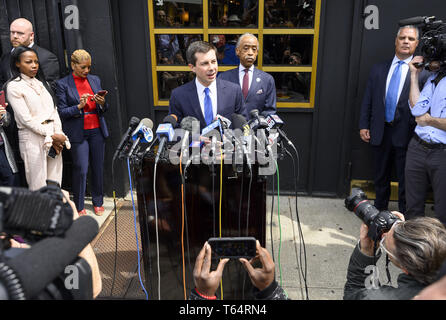 New York, NY, STATI UNITI D'AMERICA. 29 apr, 2019. Sindaco PETE BUTTIGIEG (D) di South Bend, Indiana e Rev. AL SHARPTON a Sylvia's Restaurant in Harlem in New York City il 29 aprile 2019 Credit: Michael Brochstein/ZUMA filo/Alamy Live News Foto Stock