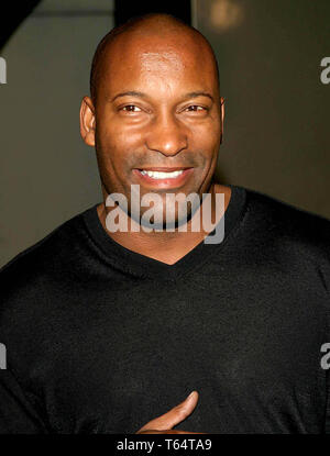 JOHN SINGLETON (Gennaio 6, 1968 - Aprile 29, 2019) è stato un film americano regista, sceneggiatore e produttore meglio conosciuto per dirigere il 1991 film 'Boyz n il cofano", per il quale è stato nominato per l'Academy Award per il Miglior Regista, diventando il primo afro-americano e la persona più giovane che sia mai stato nominato per il premio all'età 24. Nella foto: 3 settembre 2003 - Los Angeles, California, Stati Uniti - Il Direttore John Singleton arriva per il premier di 'Tupac: Risurrezione" a Hollywood. Credito: Tom Rodriguez/Globe foto/ZUMAPRESS.com/Alamy Live News Foto Stock