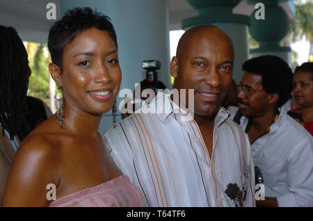 MIAMI - 16 Luglio: DirectorJohn Singleton e moglie Akosua Busia al film della vita di ottava annuale nero americano Film Festival presso il Teatro di Jackie Gleason sulla luglio 16, 2005 a Miami in Florida. Persone: Nia Long e il regista John Singleton Foto Stock