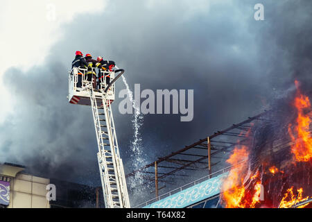 I pompieri spengono un grosso incendio Foto Stock