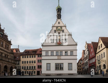 Municipio (Rathaus) a Marktplatz - la piazza principale di Rothenburg ob der Tauber, uno dei più splendidi e romantici villaggi in Germania - Europa Foto Stock