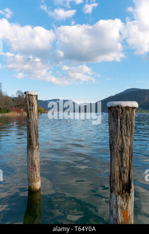 Vista del pittoresco Lago Aegerisee in sulle Alpi Svizzere Centrali con una fantastica vista sulla montagna al tramonto durante l ora d'oro Foto Stock