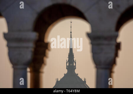 Budapest, il Parlamento vista attraverso il Bastione dei Pescatori, Ungheria Foto Stock