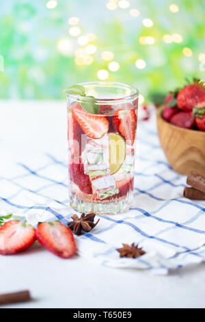 Rinfrescante sano di ghiaccio freddo fragole limonata con calce sulla luminosa sullo sfondo di estate Foto Stock