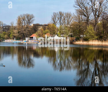 Berlino,Pankow. Lago Bianco spiaggia Nuoto, Weissensee Strandbad. Le acque calme,ombrelloni e sedie a sdraio per il Wild Water nuotatori Foto Stock