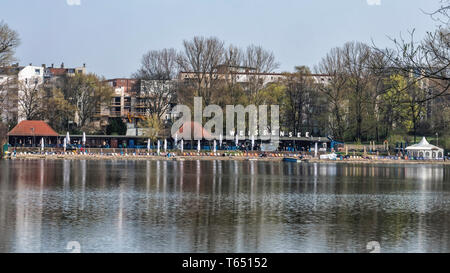 Berlino,Pankow. Lago Bianco spiaggia Nuoto, Weissensee Strandbad. Le acque calme,ombrelloni e sedie a sdraio per il Wild Water nuotatori Foto Stock