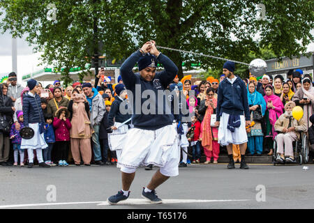 Slough, Regno Unito. Il 28 aprile 2019. I sikh dimostrare arti marziali abilità durante il Vaisakhi Nagar Kirtan processione. Vaisakhi è il santissimo giorno in Sik Foto Stock