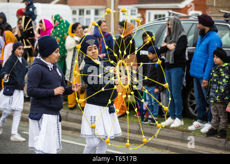 Slough, Regno Unito. Il 28 aprile 2019. Giovane sikh dimostrare 'gatka', un'antica forma di religione Sikh arte marziale, durante il Vaisakhi Nagar Kirtan processione. Vaisak Foto Stock