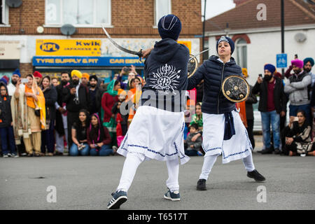 Slough, Regno Unito. Il 28 aprile 2019. I sikh dimostrare arti marziali abilità durante il Vaisakhi Nagar Kirtan processione. Vaisakhi è il santissimo giorno in Sik Foto Stock