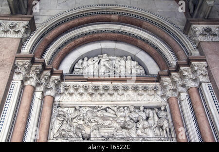 San Martino portale a cupola, Lucca, Toscana, Italia Foto Stock
