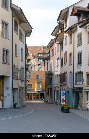 Schaffhausen, SH / Svizzera - 22 Aprile, 2019: la zona pedonale e il centro storico di Sciaffusa Foto Stock