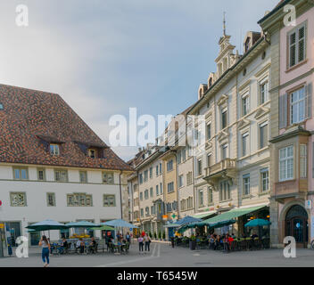 Schaffhausen, SH / Svizzera - 22 Aprile, 2019: la zona pedonale e il centro storico di Sciaffusa con persone di andare a mangiare fuori e camminare Foto Stock