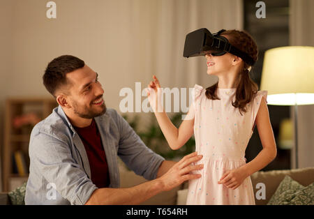 Padre e figlia in occhiali vr a giocare a casa Foto Stock