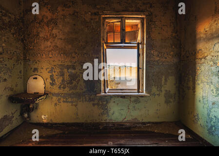 Rovine della città mineraria Kolmanskop nel deserto del Namib vicino a Luderitz in Namibia Foto Stock