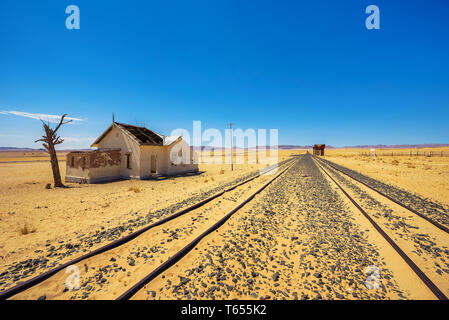 Abbandonato Garub stazione ferroviaria in Namibia si trova sulla strada per Luderitz Foto Stock