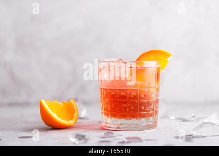 Fresh ice tea summer cocktail con arancia e ghiaccio in vetro. Orientamento orizzontale Foto Stock