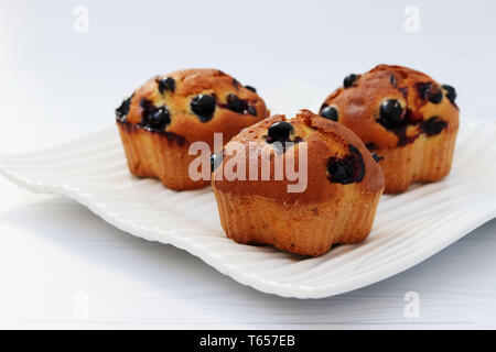 Muffin con ribes nero su uno sfondo bianco, orientamento orizzontale, close up Foto Stock