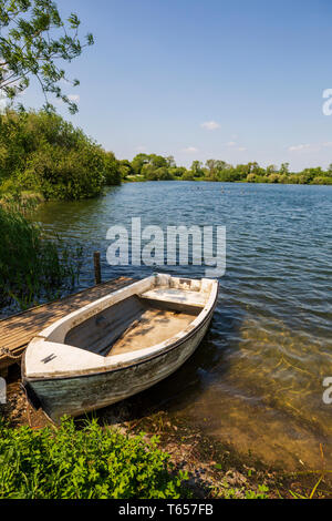 Il lago a Greystones Farm nella Riserva Naturale del Bourton-on-the-acqua Foto Stock