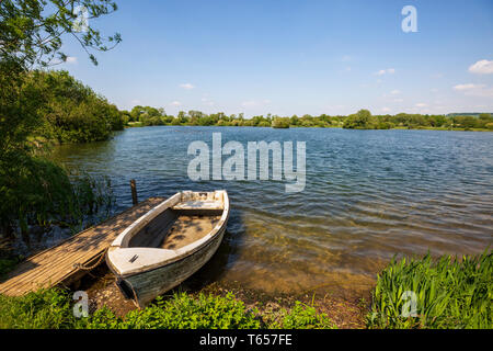 Il lago a Greystones Farm nella Riserva Naturale del Bourton-on-the-acqua Foto Stock