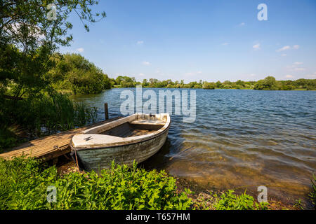 Il lago a Greystones Farm nella Riserva Naturale del Bourton-on-the-acqua Foto Stock