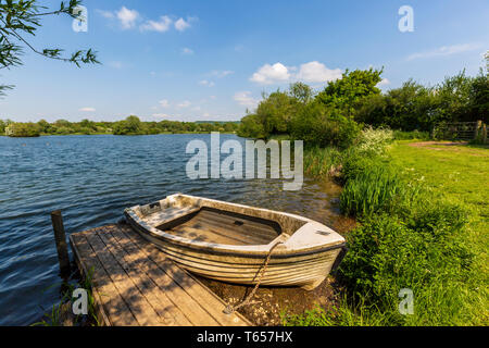 Il lago a Greystones Farm nella Riserva Naturale del Bourton-on-the-acqua Foto Stock