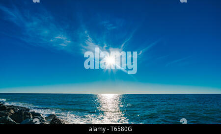 Sea Wave si blocca sulla spiaggia sabbiosa Foto Stock