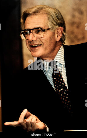 Ogilvie Thompson Presidente della De Beers fotografato nel suo Londra Hatton Garden Office nel 1985 per un tedesco Business Magazine Julian Ogilvie Thompson (nato nel 1934 a Città del Capo, Sud Africa) è un sudafricano imprenditore ed ex presidente della De Beers e gli Anglo American mining company. Ogilvie Thompson è stato nominato un direttore esecutivo di Anglo American nel 1971 e come vice presidente di Barclays Banca nazionale, ex First National Bank, nel 1977. Egli è riuscito a Harry Oppenheimer come presidente di Minorco nel 1982 e come presidente di De Beers nel 1985. Egli è riuscito a Gavin Relly come presidente di un Foto Stock