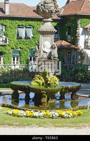 Fonte di quattro Sorelle Fontana, 1920s, pietra, 4 stagioni, acqua, fiori, tranquilla scena, Aveleda Wine Estate, giardino, Europa Penafiel, Portogallo, Foto Stock