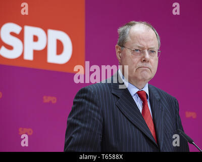 Peer Steinbrück (SPD), cancelliere SPD candidato, e SPD Presidente, Sigmar GABRIEL (SPD), dare la conferenza stampa Foto Stock