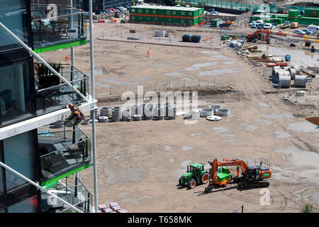 Un lavoratore edile abseils fino al 8 piano di Riverlight Quay Appartamento Edificio per praticare un foro. Nine Elms nel sud di Londra su 12/07/2017 Foto Stock