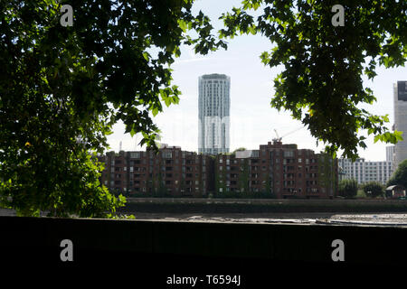 Giardini Sky Nine Elms (Vauxhall Sky Garden) è raffigurato dietro Riverside corte in Nine Elms Londra sud su 26/08/2017 Foto Stock