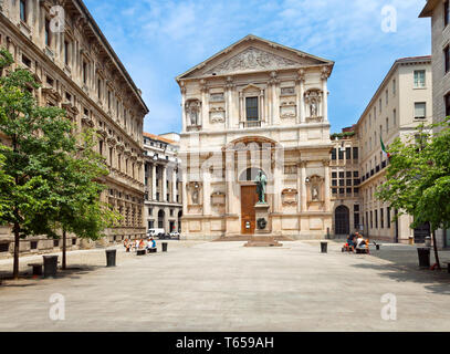 Alessandro Manzoni statua in bronzo in Piazza San Fedele a Milano Foto Stock