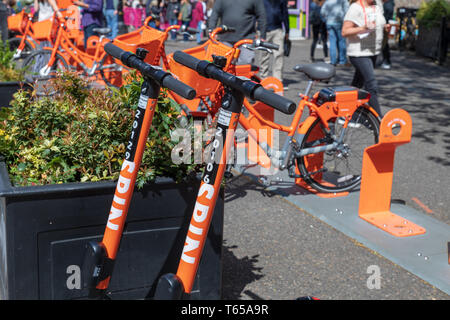 Portland, Oregon - Aprile 27, 2019 : Spin scooter, autostop scooter elettrico nel centro cittadino Foto Stock