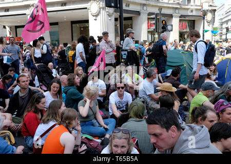 La ribellione di estinzione attivisti ambientali blocco Oxford e Regent Street nel centro di Londra. Foto Stock