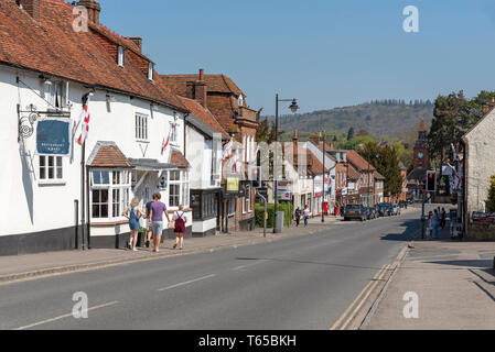 Wendover, Buckinghamshire, Inghilterra, Regno Unito. Aprile 2019. High Street, Wendover in The Chiltern Hills zona. Un mercato comune con la torre dell orologio risalente al 1842. Foto Stock