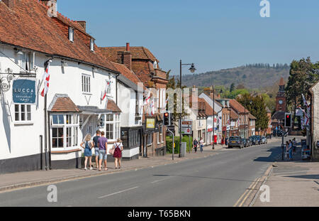 Wendover, Buckinghamshire, Inghilterra, Regno Unito. Aprile 2019. High Street, Wendover in The Chiltern Hills zona. Un mercato comune con la torre dell orologio risalente al 1842. Foto Stock