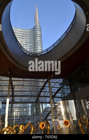 Una panoramica vista futuristica del moderno grattacielo Torre di Unicredit Business center a Milano Porta Nuova centro business in una giornata di sole. Foto Stock