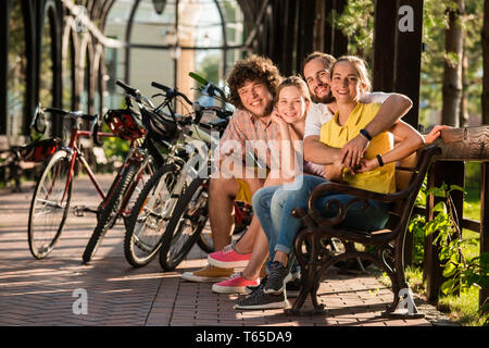 Happy amici con le biciclette nel parco. Foto Stock