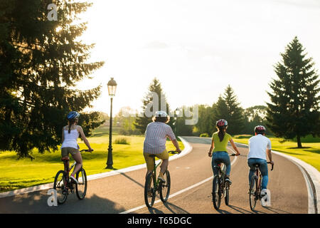 Gli studenti in sella sulla bici, vista posteriore. Foto Stock