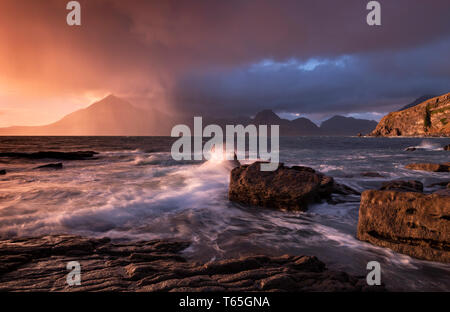 Una tempesta in arrivo avvolge il Cuillin Hills come le onde che si infrangono in a Elgol, Isola di Skye. La Scozia. Marzo 2019 Foto Stock