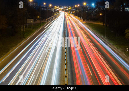 Le linee di velocità dal traffico automobilistico sulla superstrada a Varsavia Foto Stock