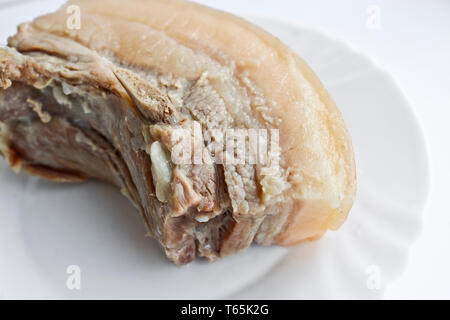 Bollito di maiale lardo con nervature. Pasti nutrizionali per la famiglia. Foto Stock