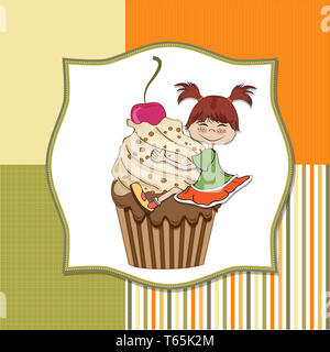 Biglietto di auguri di compleanno con funny girl appollaiato sul cupcake Foto Stock