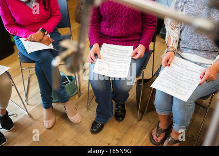 Womens coro con foglio di musica a cantare in music studio di registrazione Foto Stock